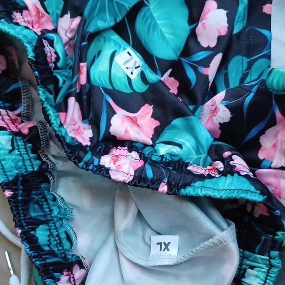 Green and pink Hawaiian shorts - Picture 3 of 3